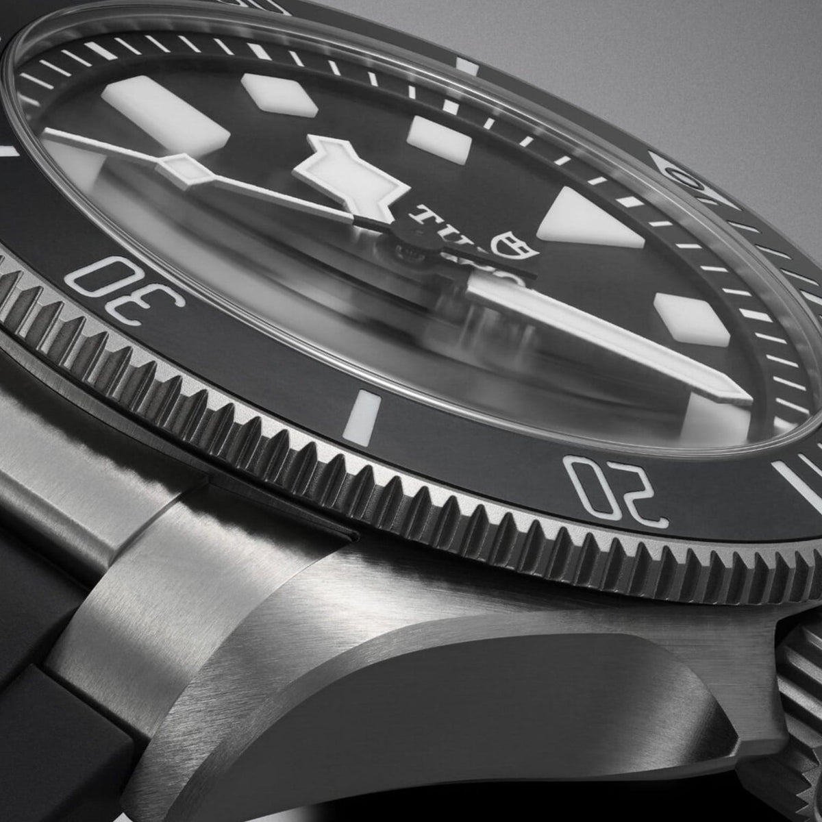 Pelagos Ultra Titanium 43mm - Black on Bracelet w/ Extra Rubber Strap